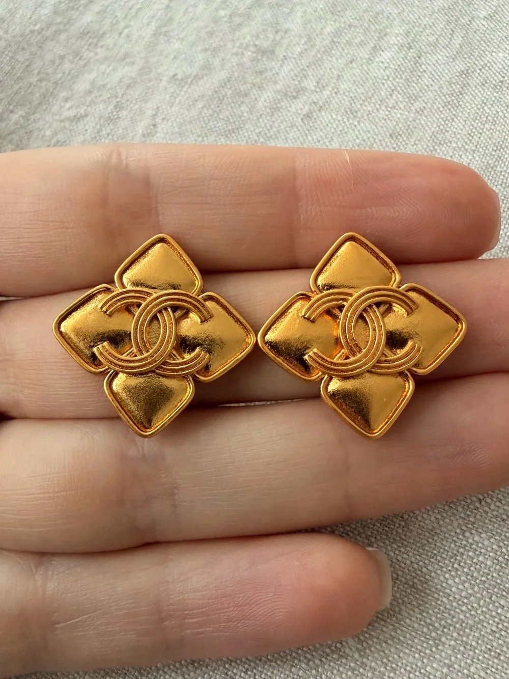 💛CHANEL Gold Flower Motif Stud Earrings✨